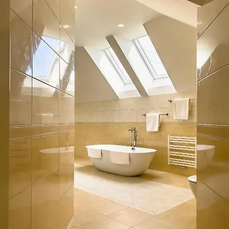 - Centrum Konferencyjne מלון מאלבורק