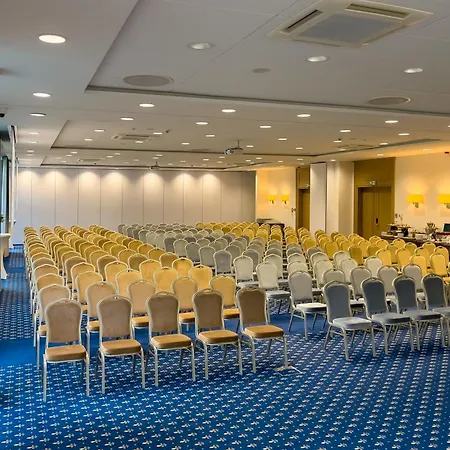 - Centrum Konferencyjne 4* מאלבורק