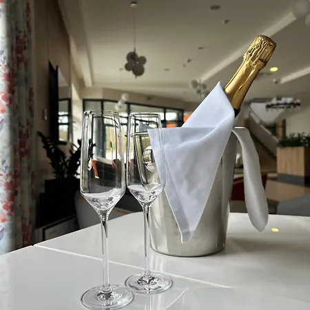 - Centrum Konferencyjne Hotel
