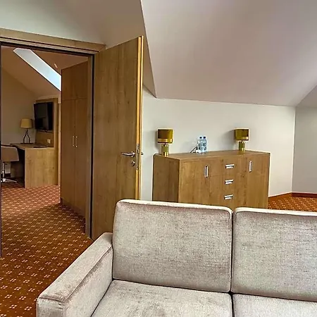 - Centrum Konferencyjne 4*