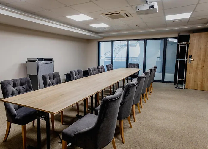 - Centrum Konferencyjne Szálloda